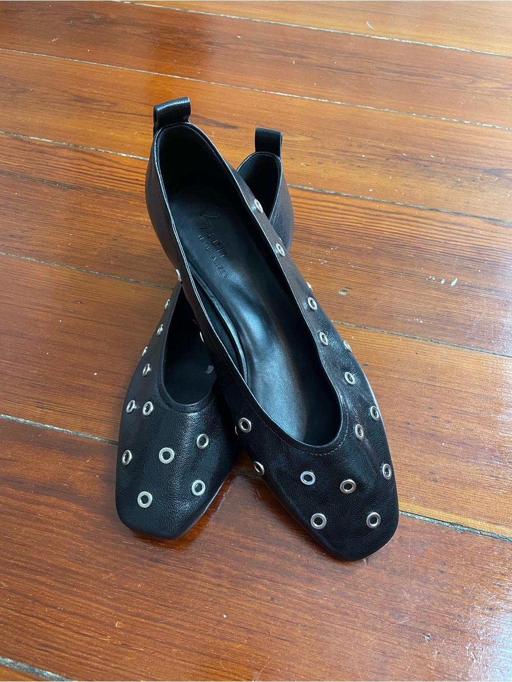 NWOB 27 Edit Naturalizer Carla Skimmer Black Flats Silver Grommets Sz 7.5 ❤️🎀
